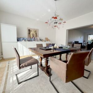 In privilegierter Lage wohnen: Großzügige Erdgeschoss Wohnung mit großem Garten.