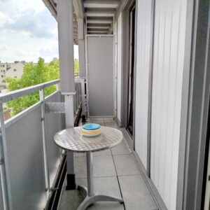 Schöne gemütliche Wohnung mit großem Balkon & Einbauküche.