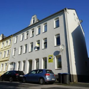 Ruhige Seitenstraße -Mehrfamilienhaus mit 7 Wohnungen und 6 Garagen.