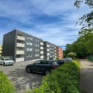 Drei Mehrfamilienhäuser mit 34 Wohnungen & 34 Balkone – 2023 modernisiert mit Wärmepumpen.