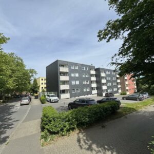 Zwei Mehrfamilienhäuser -16 Wohnungen & 16 Balkonen & 29 Stellplätze. 2023: Einbau von Wärmepumpen.