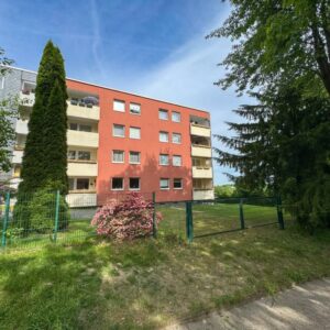 Mehrfamilienhaus mit acht Wohnungen und acht Balkonen. Im Jahr 2023 wurde eine Wärmepumpe eingebaut.