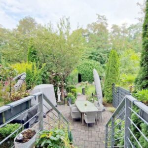 Modernes Zweifamilienhaus mit großem Garten und gehobener Ausstattung