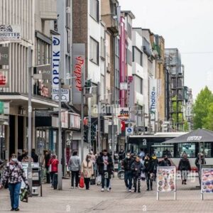 Wohnen und Vermieten! Balkone und Garagen! Liebevoll gepflegt und teilmodernisiert.