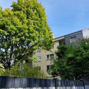 Bevorzugte Lage – gepflegtes Haus – Balkon mit schönem Blick ins Grüne.