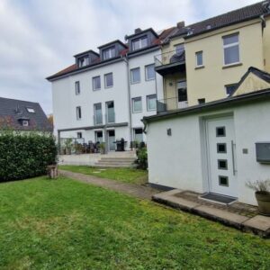 Saniertes Haus mit luxuriöser Ausstattung – 91 m² Komfortwohnung mit Garten und Bungalow.